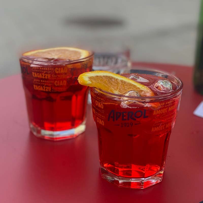 Aperol Spritz auf der Terrasse