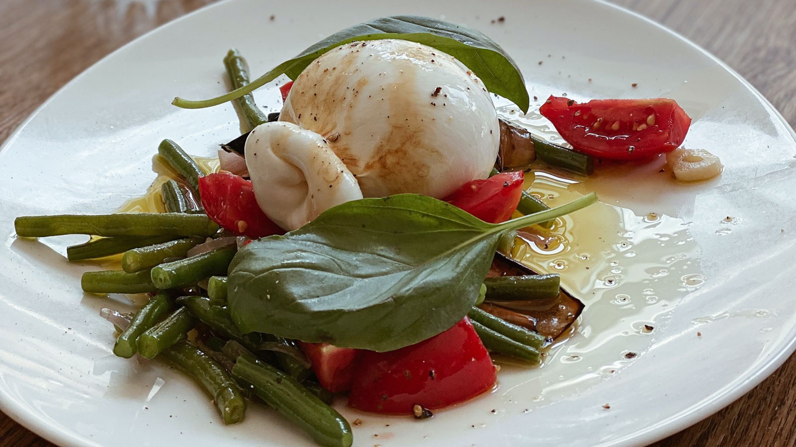Burrata mit Bohnen und Basilikum